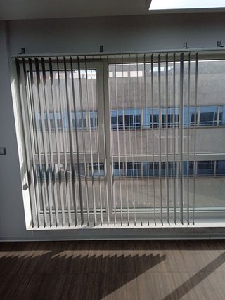 Estores verticales grises de tela