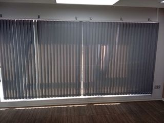 Estores verticales grises de tela