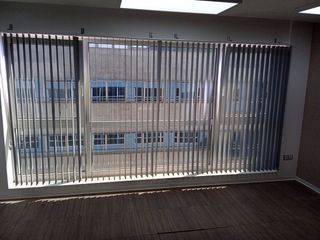 Estores verticales grises de tela