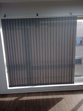 Estores verticales grises de tela