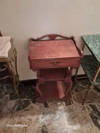 Mesa auxiliar de madera