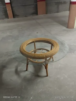 Mesa redonda de mimbre y cristal