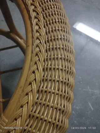 Mesa redonda de mimbre y cristal