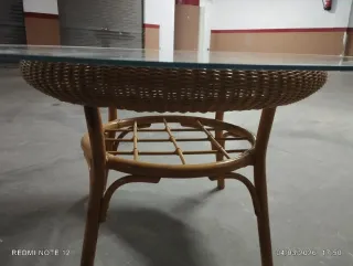 Mesa redonda de mimbre y cristal