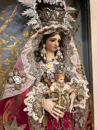 Virgen tallada antigua. Mascarilla Duque Cornejo.