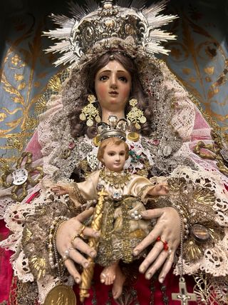 Virgen tallada antigua. Mascarilla Duque Cornejo.