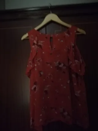 Blusa roja con estampado floral