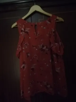 Blusa roja con estampado floral