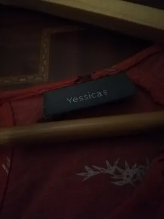 Blusa roja con estampado floral