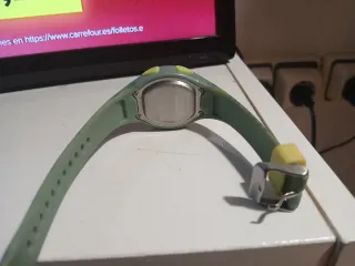 Reloj digital verde y amarillo