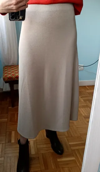 Falda midi Zara con etiqueta