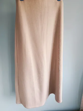 Falda midi Zara con etiqueta