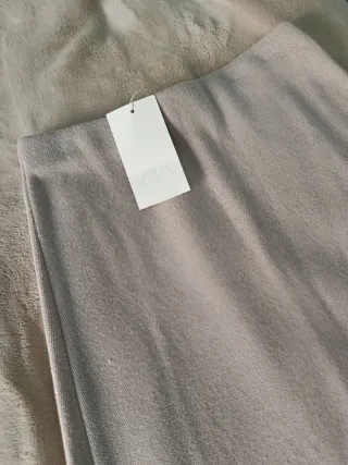 Falda midi Zara con etiqueta