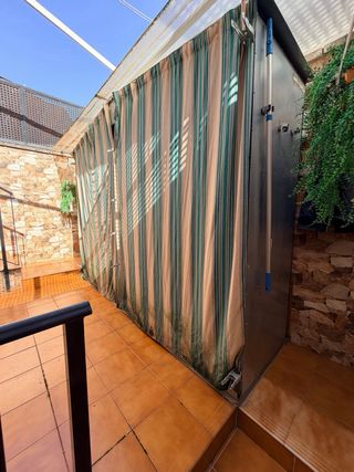 Voladera negra y multicolor con cortinas