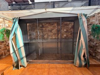 Voladera negra y multicolor con cortinas