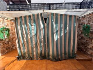 Voladera negra y multicolor con cortinas