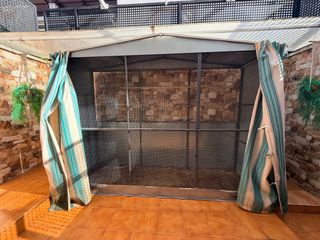 Voladera negra y multicolor con cortinas