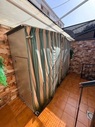 Voladera negra y multicolor con cortinas