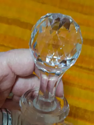 Antica bottiglia di cristallo con tappo