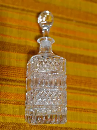 Antica bottiglia di cristallo con tappo