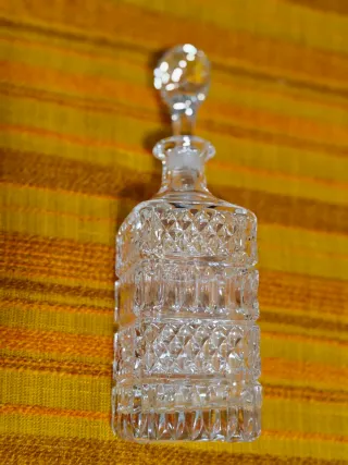 Antica bottiglia di cristallo con tappo