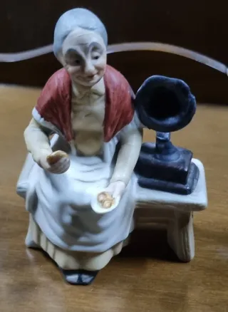 Figura porcelana anciana con gramófono