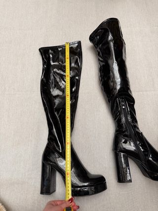 Botas altas negras con plataforma  y tacón alto