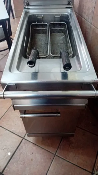 Freidora industrial acero inoxidable de gas .