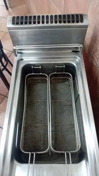 Freidora industrial acero inoxidable de gas .