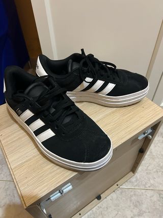 Zapatillas Adidas Negras y Blancas - SOLO UN USO
