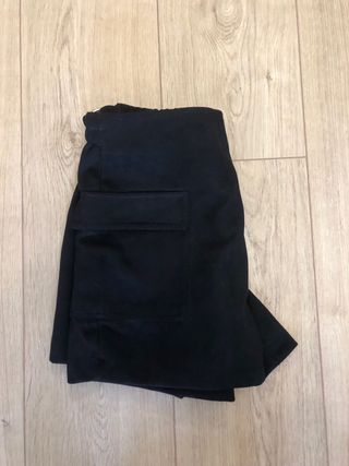 Falda pantalón negra con bolsillo y cinturón