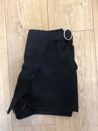 Falda pantalón negra con bolsillo y cinturón