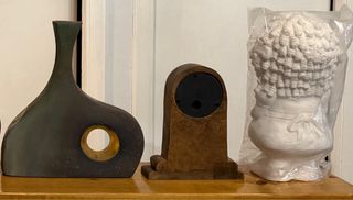 Figuras y jarrones de cerámica