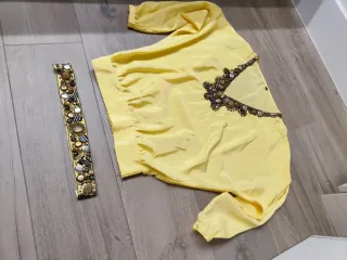 Blusa amarilla orna farho con pedrería y cinturón