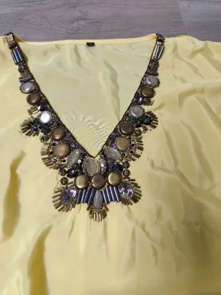 Blusa amarilla orna farho con pedrería y cinturón