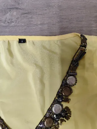 Blusa amarilla orna farho con pedrería y cinturón