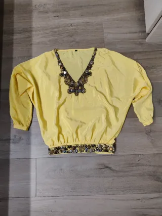 Blusa amarilla orna farho con pedrería y cinturón