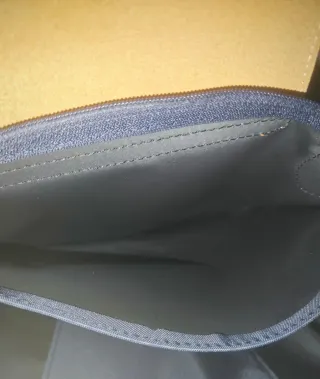 Color azul oscuro. Le Pliage tamaño L hombros.