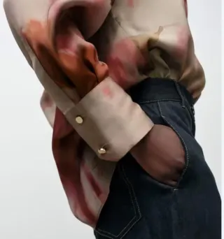 Blusa de satén con estampado agua