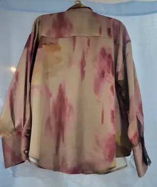 Blusa de satén con estampado agua
