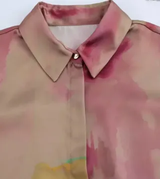 Blusa de satén con estampado agua