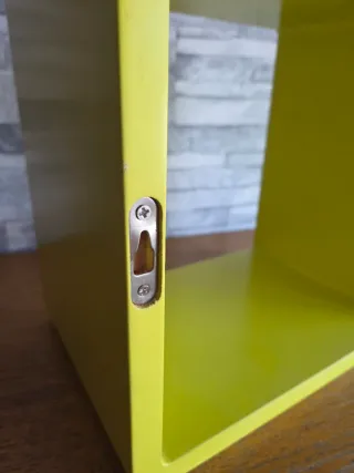 Estante cuadrado amarillo