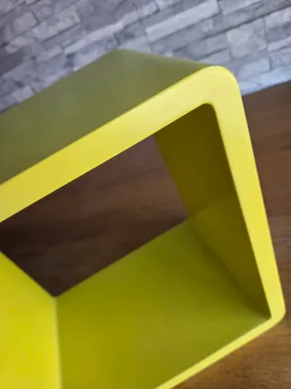 Estante cuadrado amarillo