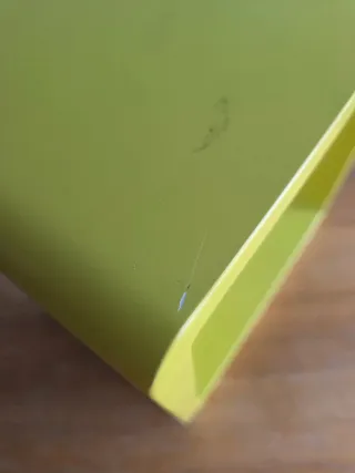 Estante cuadrado amarillo