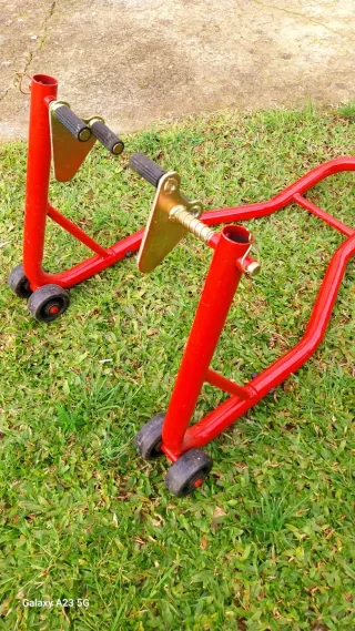Caballete trasero moto rojo