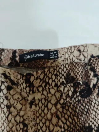Falda Stradivarius estampado serpiente
