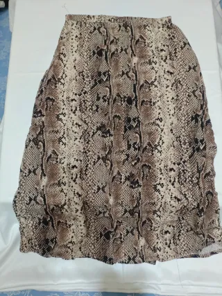 Falda Stradivarius estampado serpiente