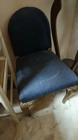 Silla pequeña azul y dorada