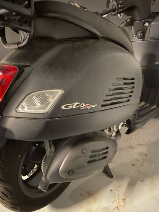 Vespa Negra Automática solo 5000 km