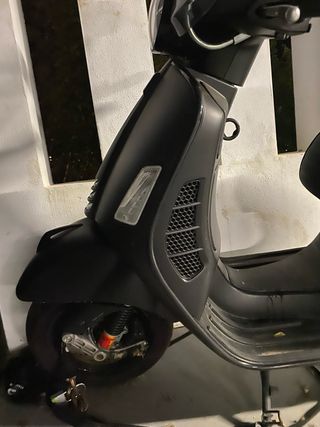 Vespa Negra Automática solo 5000 km